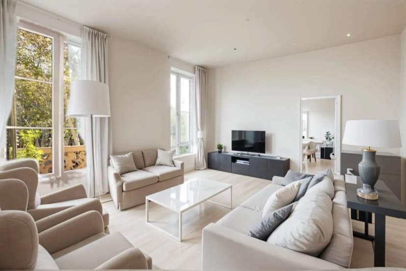 Virtuell eingerichtetes Wohnzimmer aus einem leeren Foto