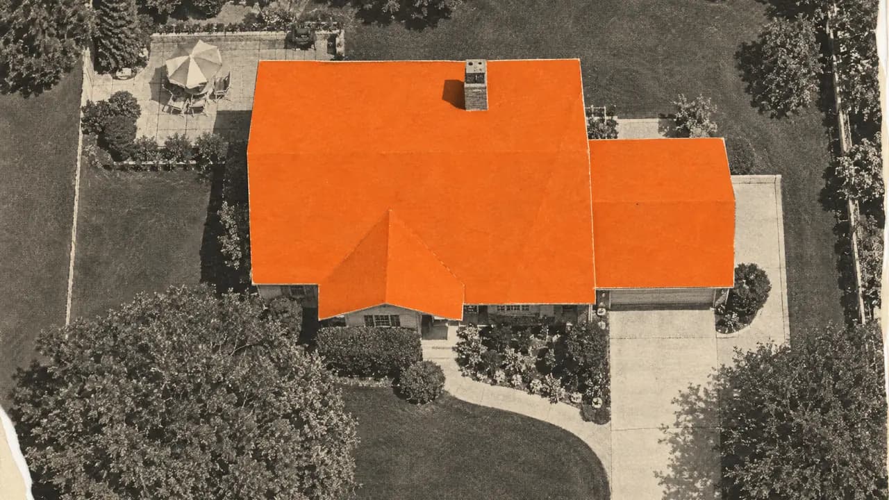 Collage de una foto aérea en blanco y negro de una casa con jardín, con el tejado de papel naranja