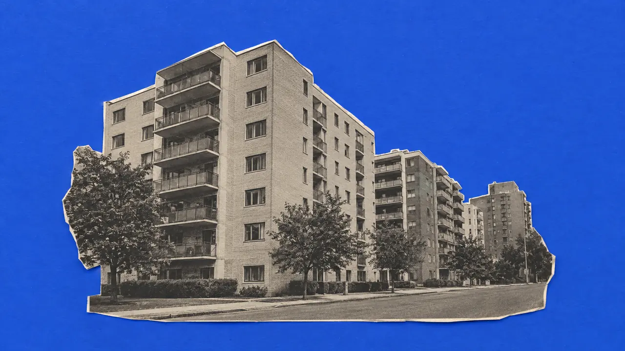 Collage con una foto antigua de revista de un bloque de edificios de viviendas sobre papel azul cobalto