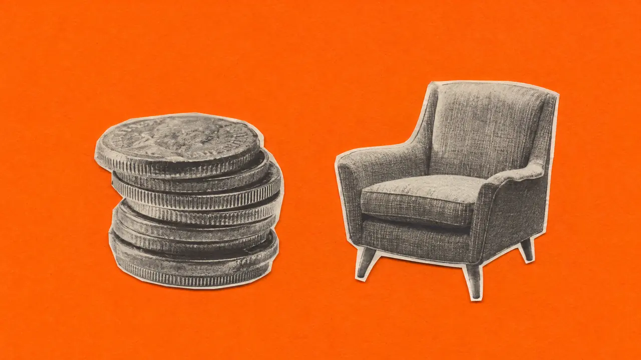 Collage de una foto antigua de una pila de monedas junto a un pequeño sillón recortado, con papel naranja
