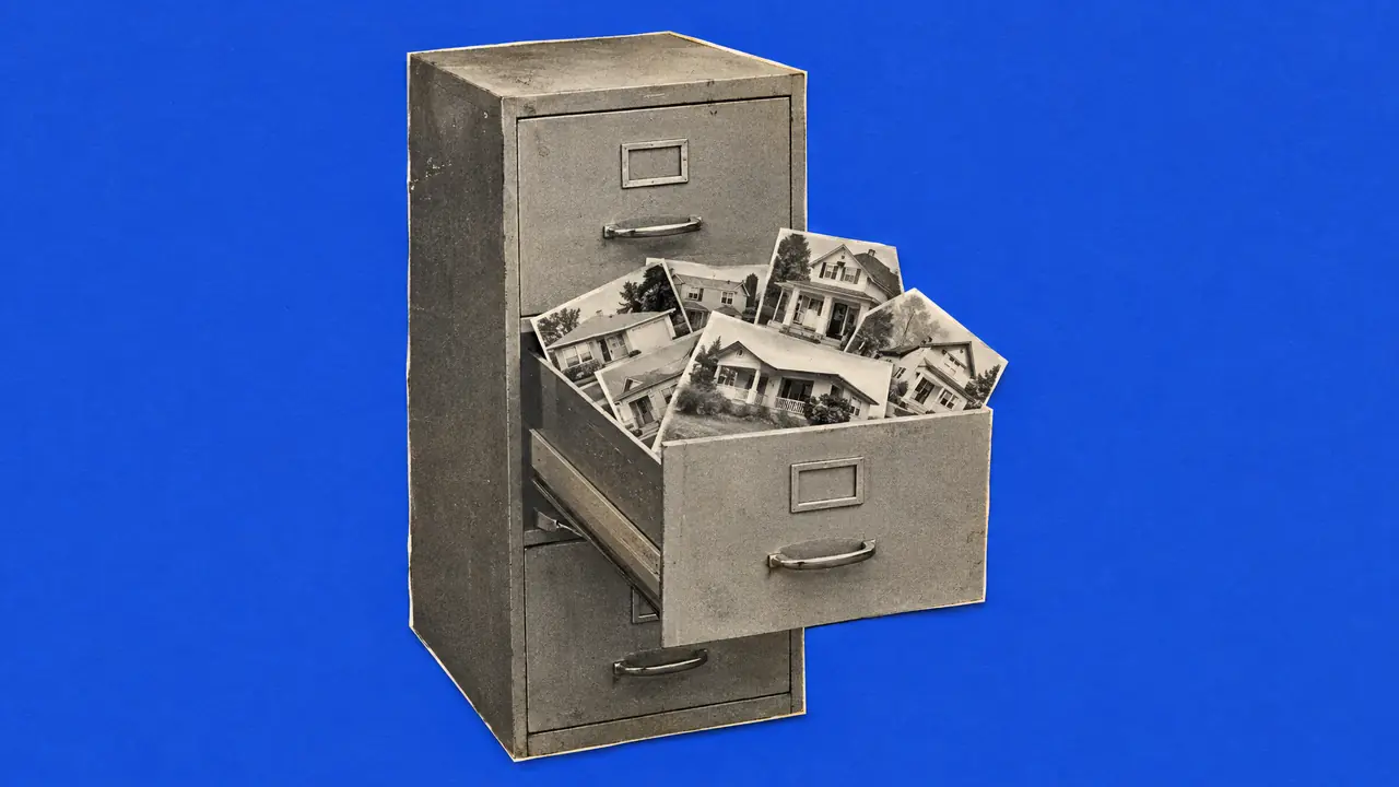 Collage antiguo de un archivador con un cajón abierto lleno de fotos de casas y papel azul cobalto