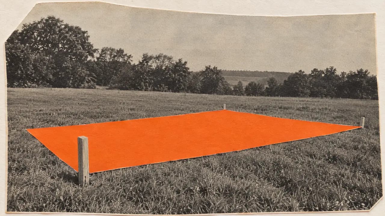 Collage in bianco e nero di un terreno con un paletto e la sagoma di una casa in carta arancione