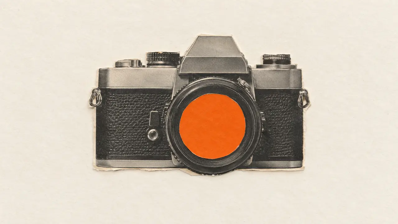 Collage de una foto de revista antigua de una cámara de frente, con el objetivo de papel naranja