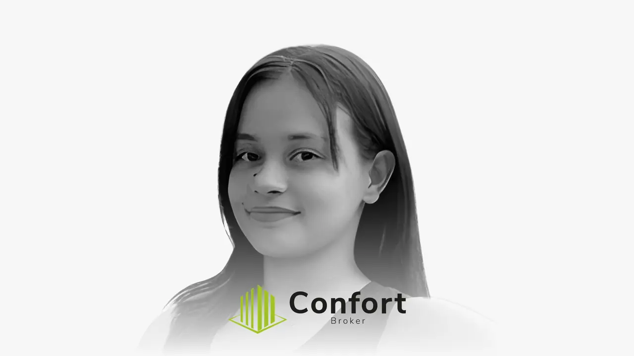 Black-and-white portrait of Samanta Gonzalez with the Confort Broker logo