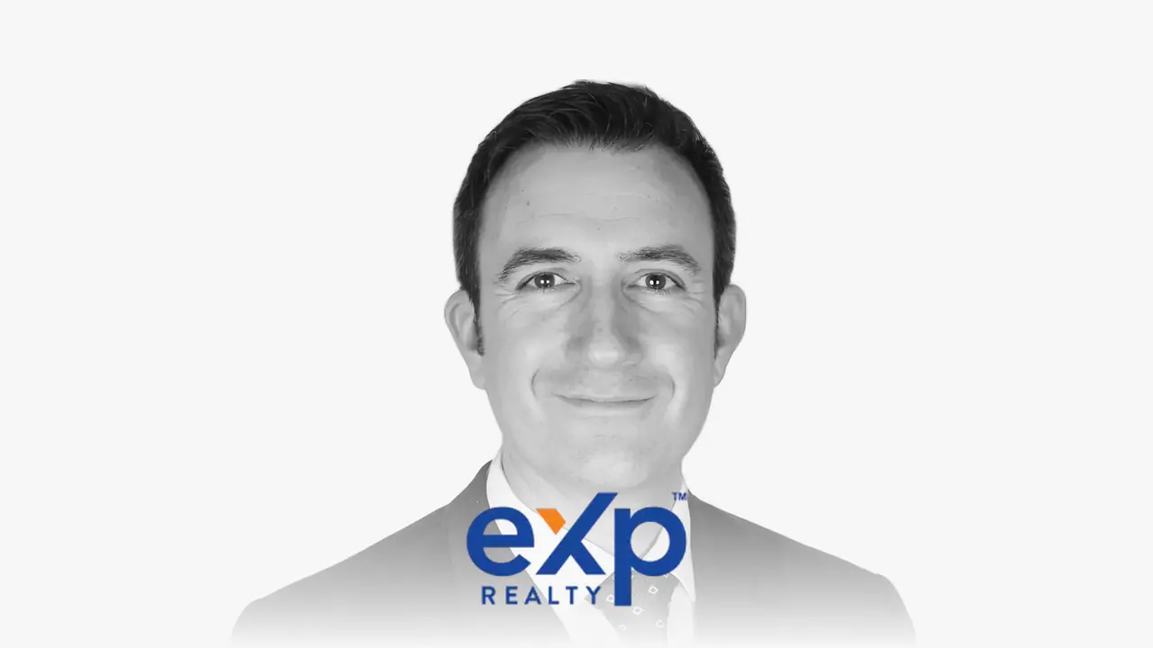 Black-and-white portrait of Manuel Pérez with the eXp Realty logo