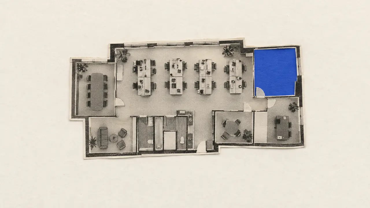 Collage de un plano impreso de una planta de oficinas llena de mesas, con una sala de papel azul cobalto