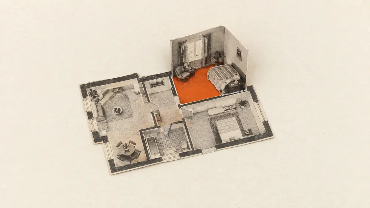 Collage de un plano impreso del que surge la foto de una habitación amueblada, con el suelo de papel naranja
