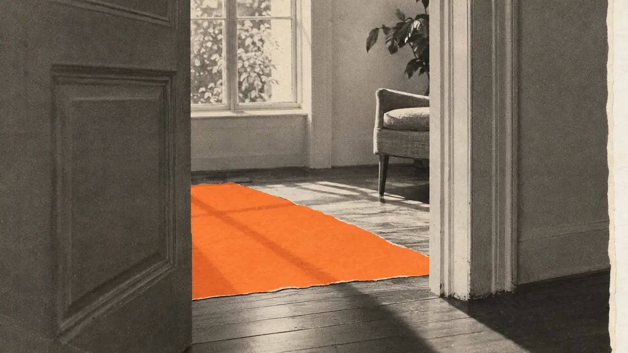 Collage en noir et blanc d'une porte ouvrant sur une pièce ensoleillée, la tache de lumière en papier orange