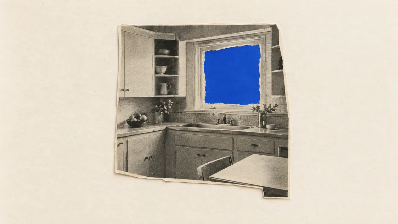 Collage de una foto antigua de una cocina con una ventana luminosa, el cristal de papel azul cobalto rasgado