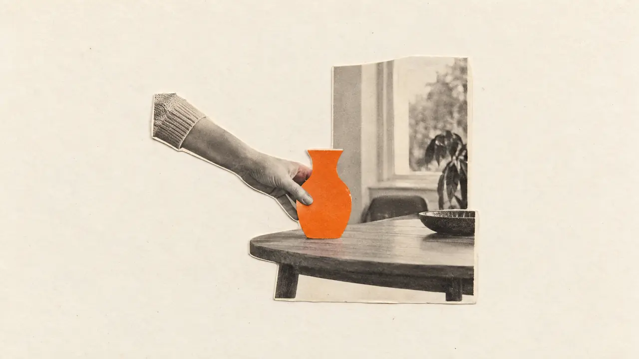 Collage aus einem alten Foto einer Hand, die eine Vase aus orangefarbenem Papier auf einen Tisch stellt