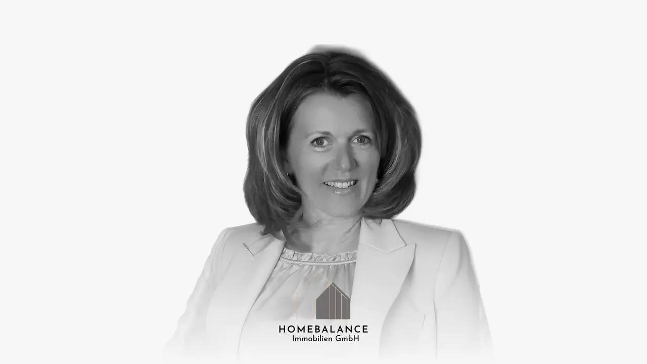Retrato en blanco y negro de Nicole Graf con el logotipo de HomeBalance Immobilien