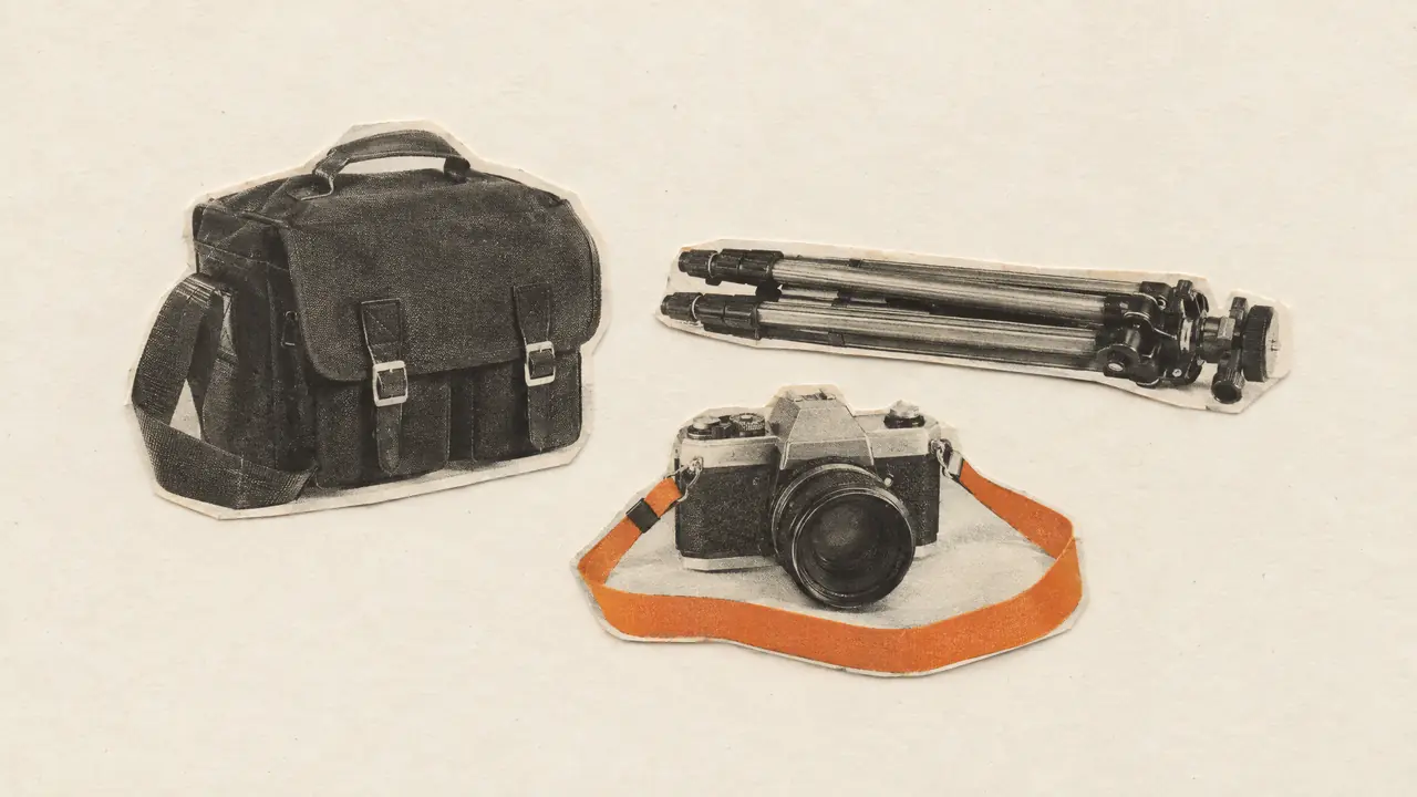 Collage d'une photo ancienne d'un sac, d'un trépied plié et d'un appareil photo, la sangle en papier orange
