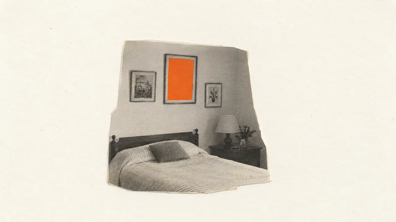 Collage de una foto antigua de la pared de un dormitorio con pequeños cuadros, uno de ellos de papel naranja