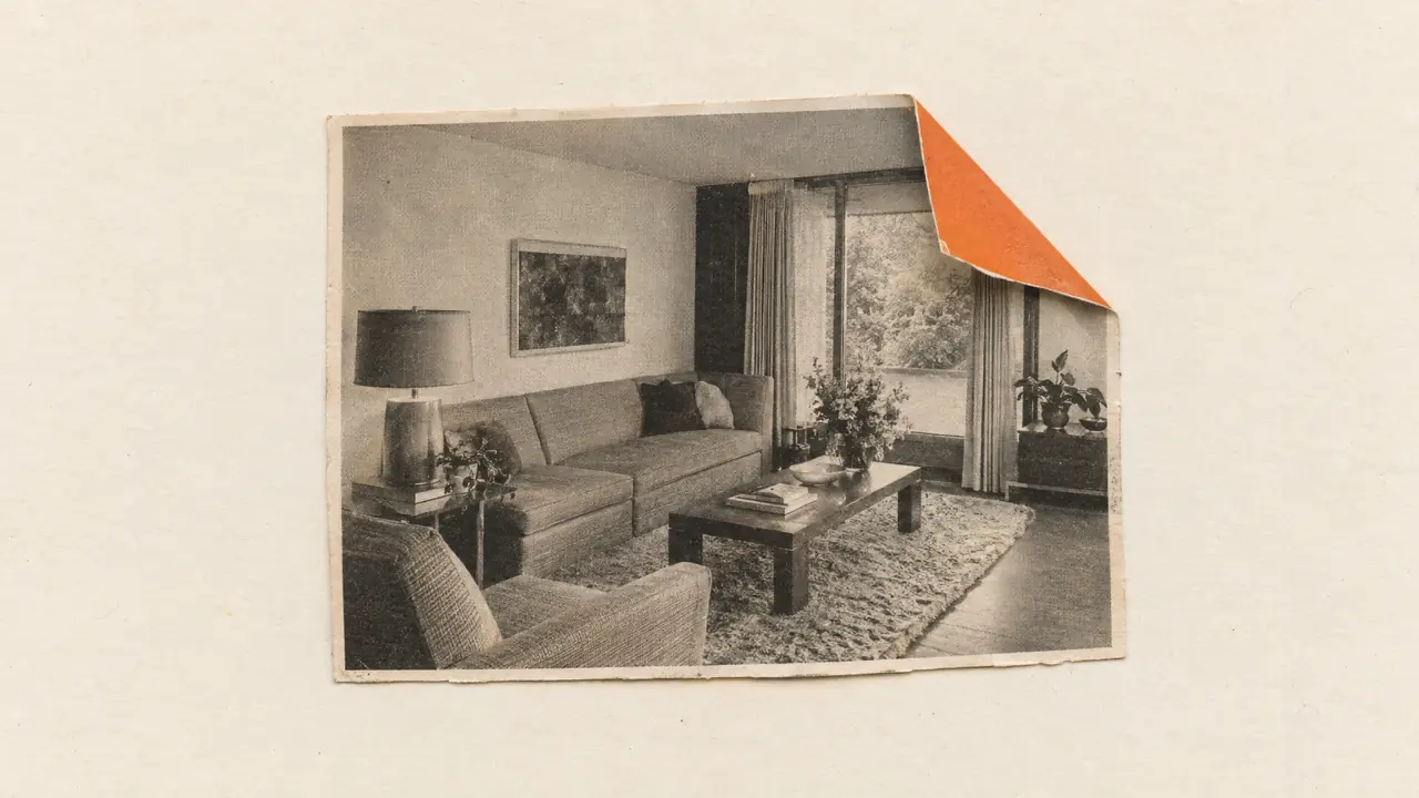 Collage antiguo de un salón con un trozo de papel naranja despegándose de una esquina como una pegatina