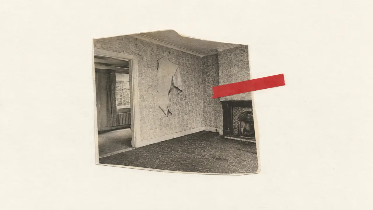 Collage antiguo de un interior anticuado con papel pintado despegado y una tira de papel rojo en la pared