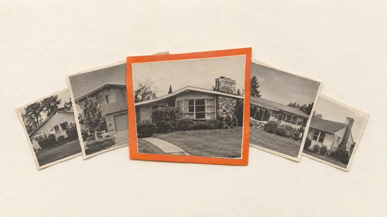 Collage aus fünf alten Hausfotos im Fächer, das vordere größer und mit orangefarbenem Papier gerahmt