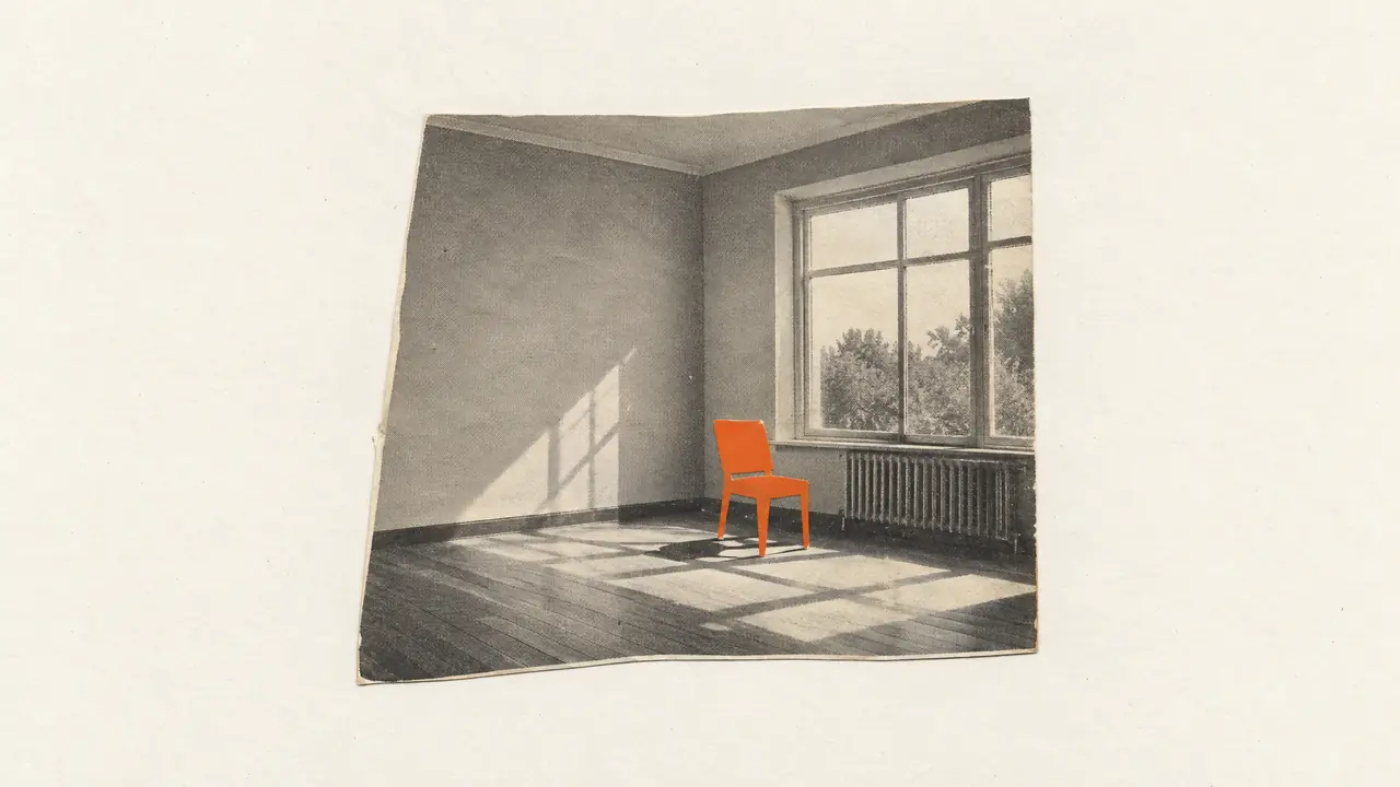 Collage de una foto antigua de una habitación vacía con una sola silla de papel naranja junto a la ventana