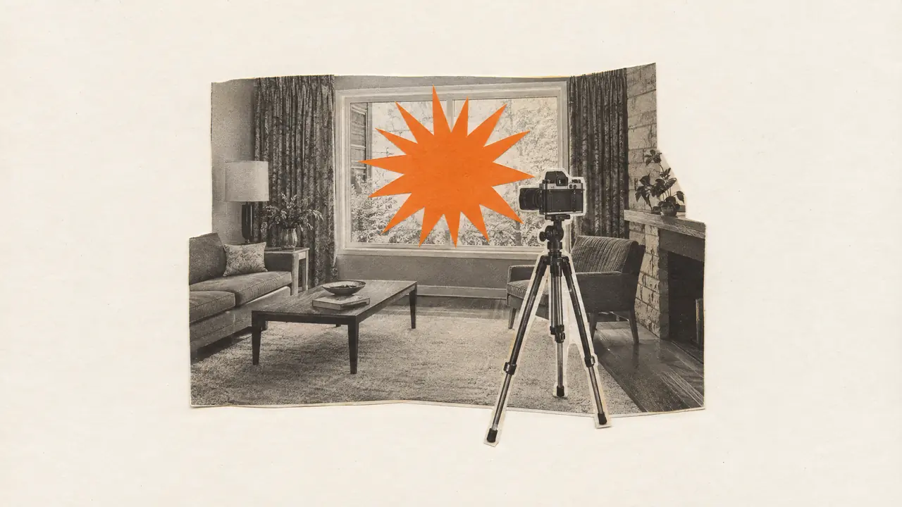 Collage de una cámara antigua sobre trípode en un salón vacío, con un destello de papel naranja en la ventana