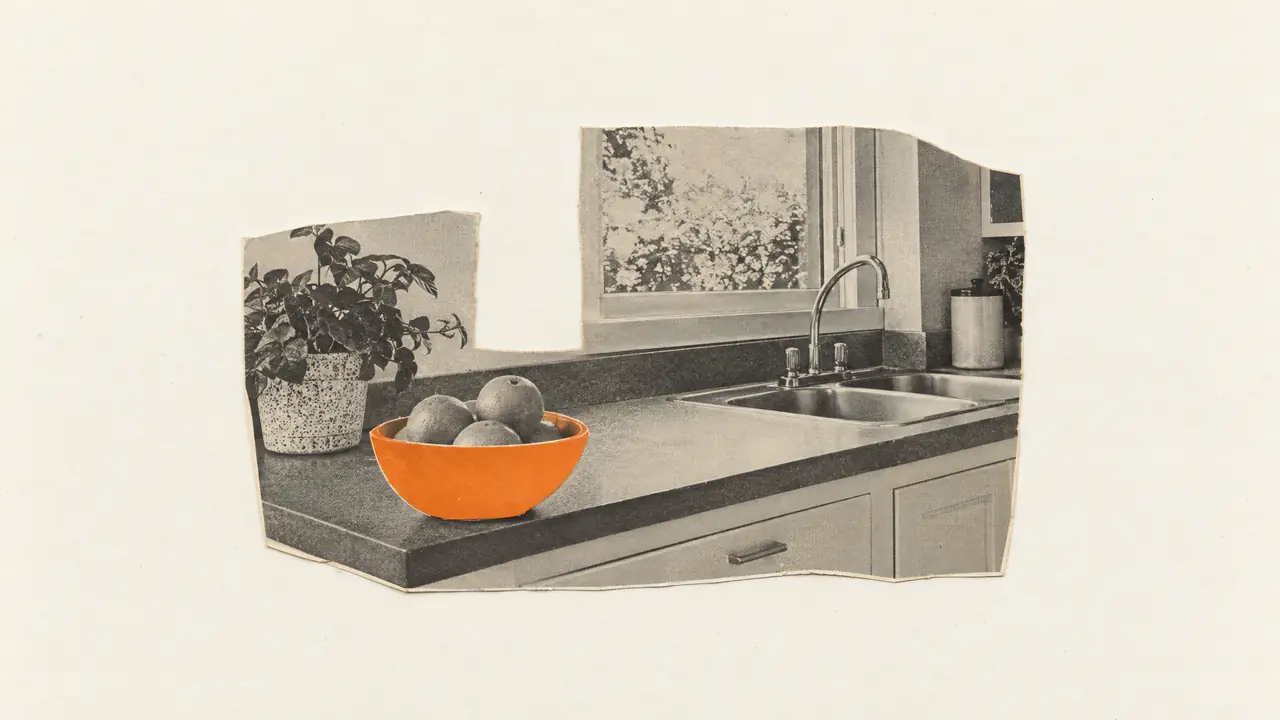 Collage aus einem alten Foto einer aufgeräumten Küchenzeile mit einer Obstschale aus orangefarbenem Papier