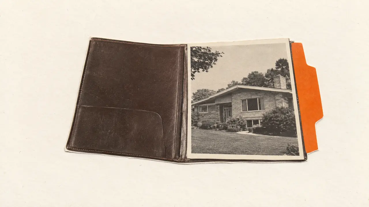 Collage antiguo de una carpeta de piel abierta con una casa dentro y una pestaña de papel naranja