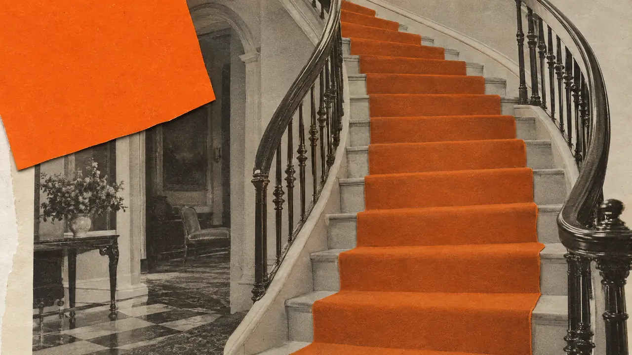 Collage d'une photo en noir et blanc d'un grand escalier de maison de luxe, le tapis en papier orange