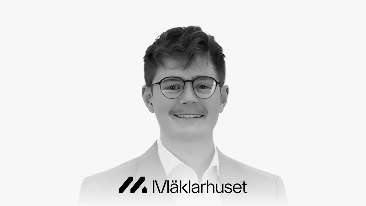 Black-and-white portrait of Samuel Hermansson with the Mäklarhuset logo