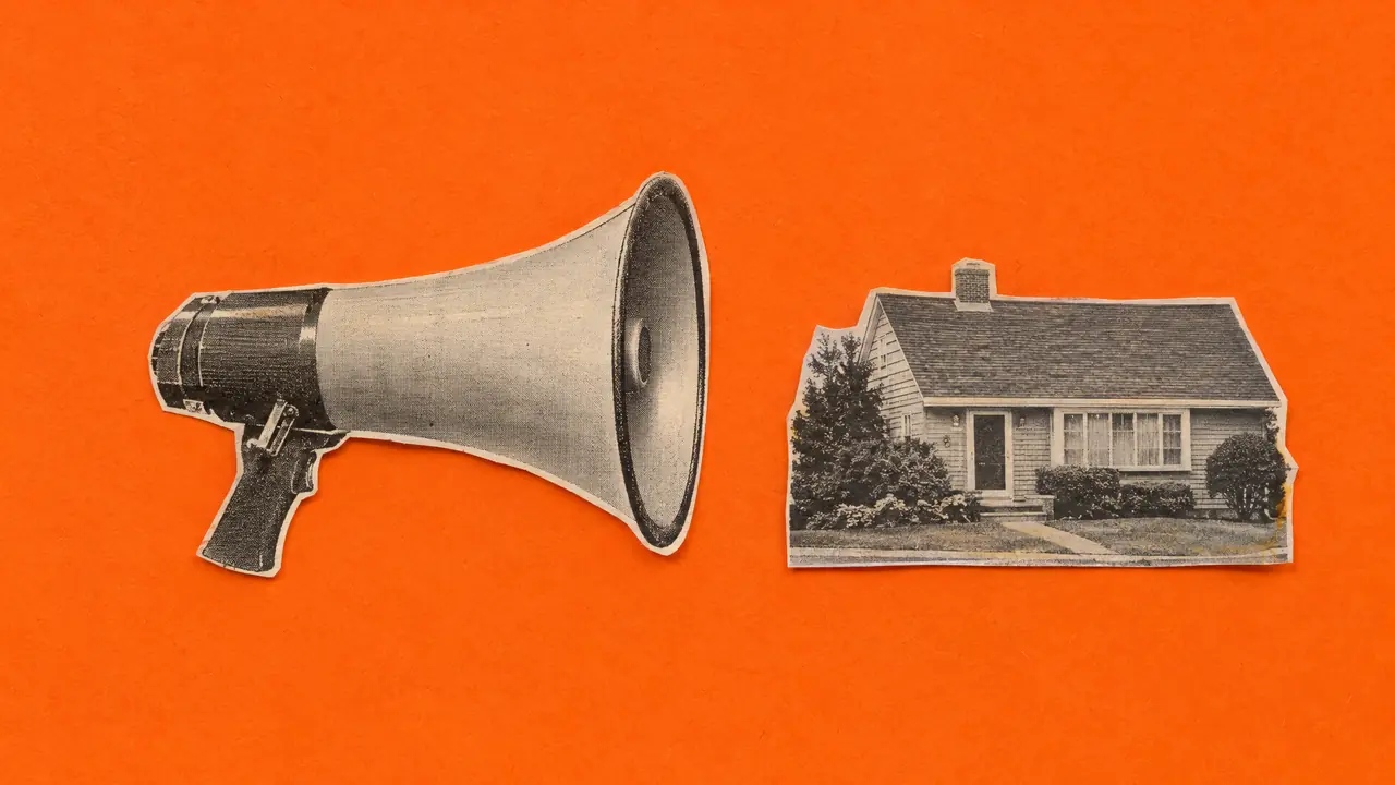Collage de una foto de revista antigua de un megáfono apuntando a una casita, con papel naranja