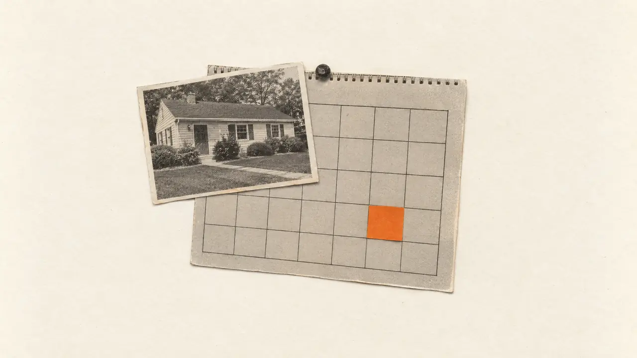 Collage d'une page de calendrier ancienne avec une petite maison épinglée, une case du jour en papier orange