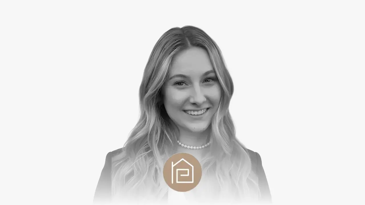 Retrato en blanco y negro de Annika Gerlach con el logotipo de Neckarenz Immobilien