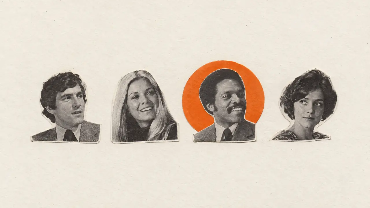 Collage de cuatro pequeños retratos antiguos en blanco y negro en fila, uno sobre un círculo de papel naranja