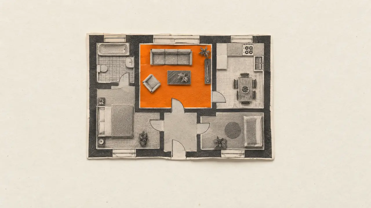 Collage de un plano antiguo de un piso visto desde arriba con el salón en papel naranja