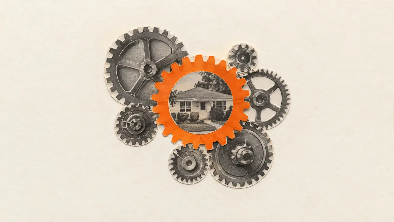 Collage de engranajes de relojería antiguos alrededor de una casita, con el engranaje central de papel naranja