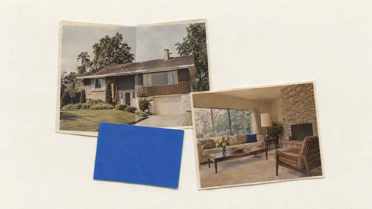 Collage aus einer alten Broschüre mit Haus, einer Wohnzimmer-Postkarte und einer leeren Karte aus kobaltblauem Papier
