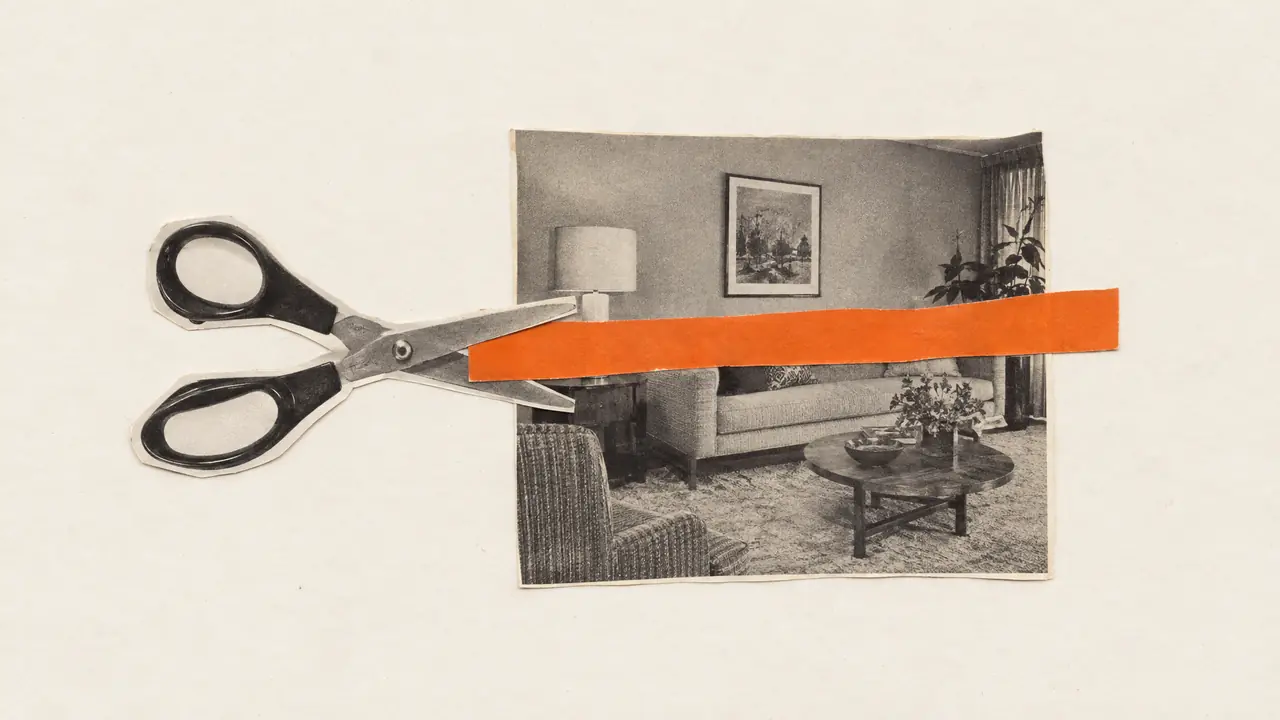 Collage de unas tijeras antiguas junto a la foto de un salón, con una tira de papel naranja recortada