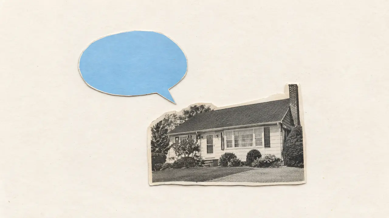 Collage aus einer leeren Sprechblase aus himmelblauem Papier neben einem kleinen alten Hausfoto