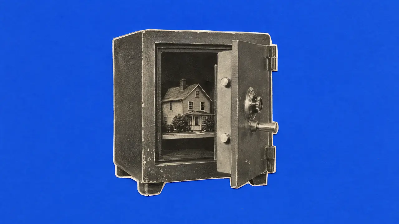 Collage de una foto antigua de una caja fuerte entreabierta con una casita dentro, con papel azul cobalto