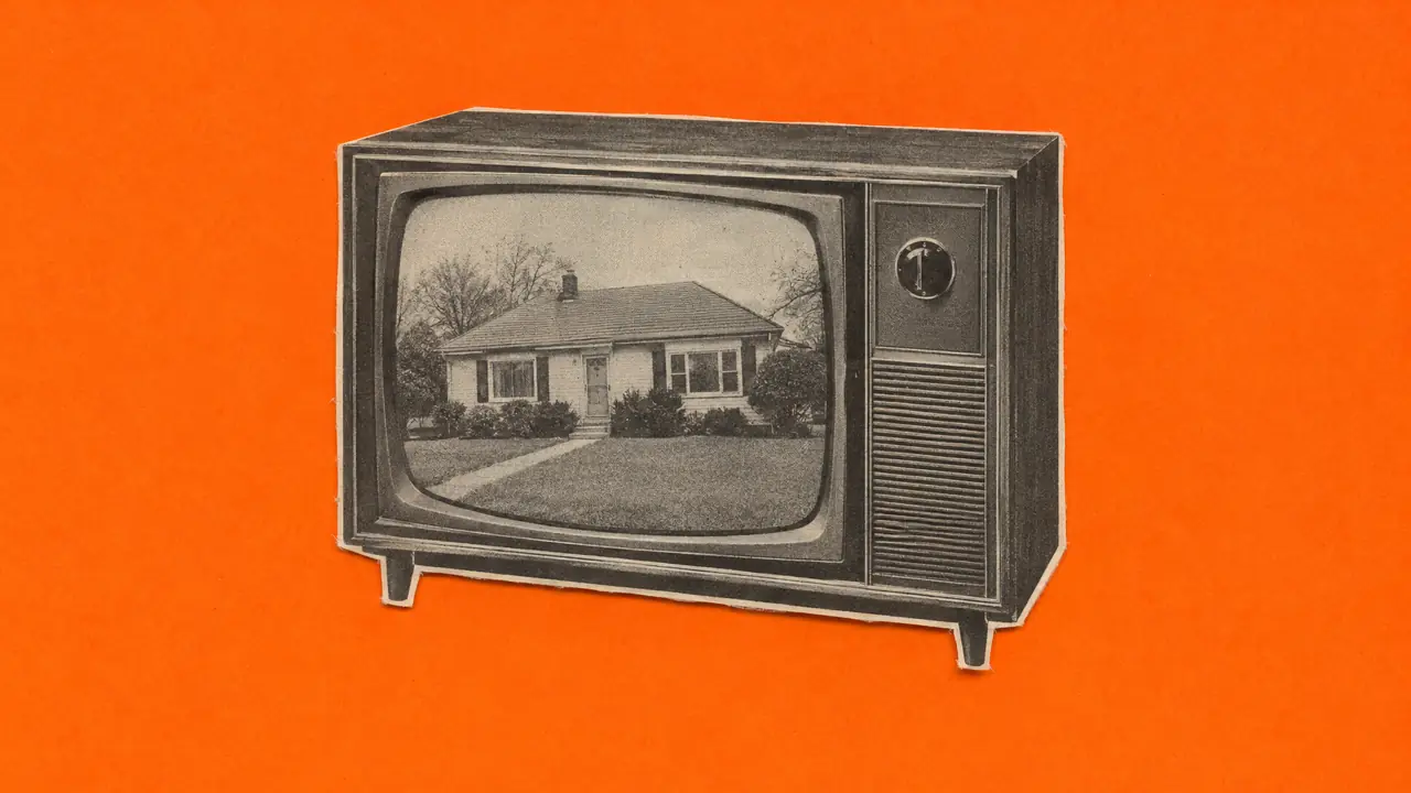 Collage de un televisor antiguo cuya pantalla muestra una casa en blanco y negro, con papel naranja