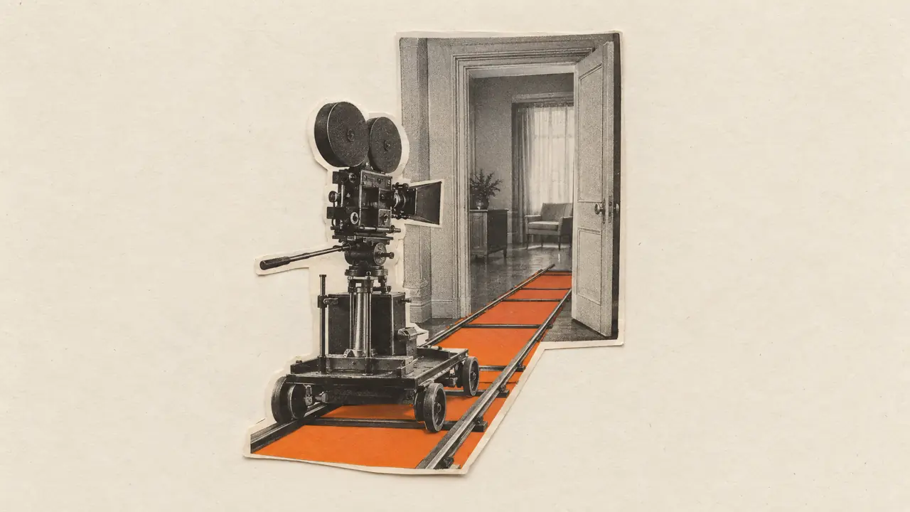 Collage de una cámara de cine antigua sobre un travelling que cruza una puerta, con los raíles de papel naranja
