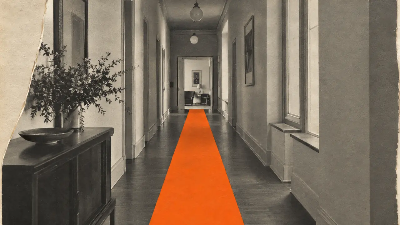 Collage en blanco y negro de un largo pasillo en perspectiva, con una tira de papel naranja en el suelo