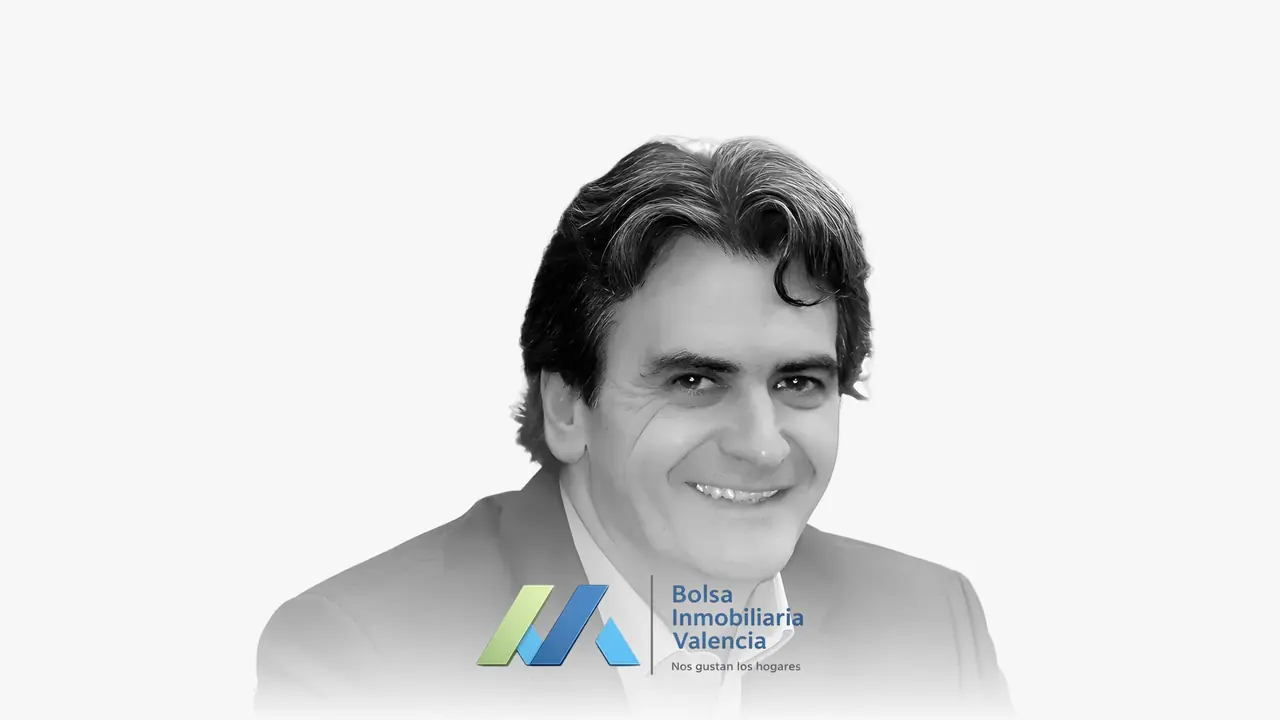 Portrait en noir et blanc de Alejandro Agustina avec le logo de Bolsa Inmobiliaria Valencia