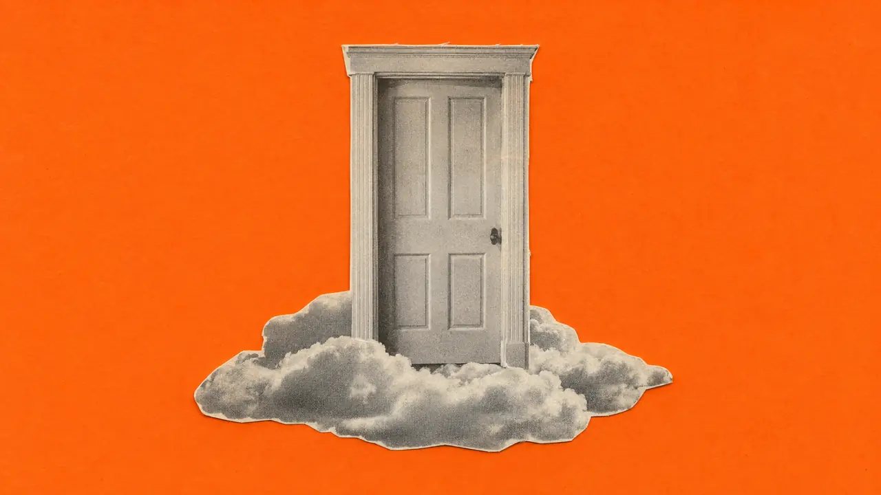 Collage di una vecchia foto di una porta a pannelli sopra nuvole ritagliate, con carta arancione
