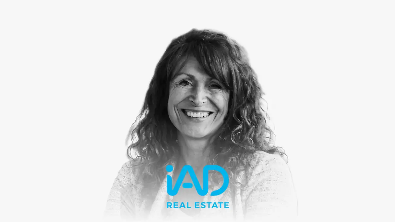 Retrato en blanco y negro de Sandra Noy con el logotipo de iAD