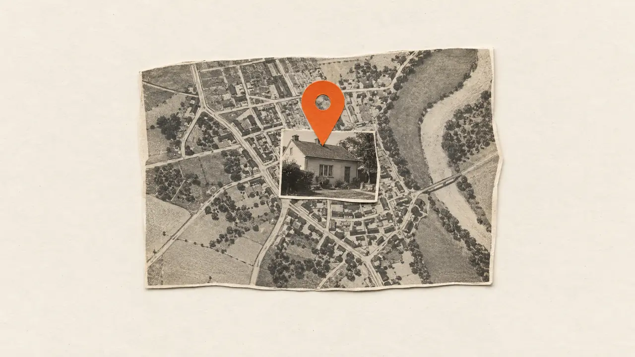Collage de un plano antiguo de una ciudad con una casita marcada por una chincheta de papel naranja