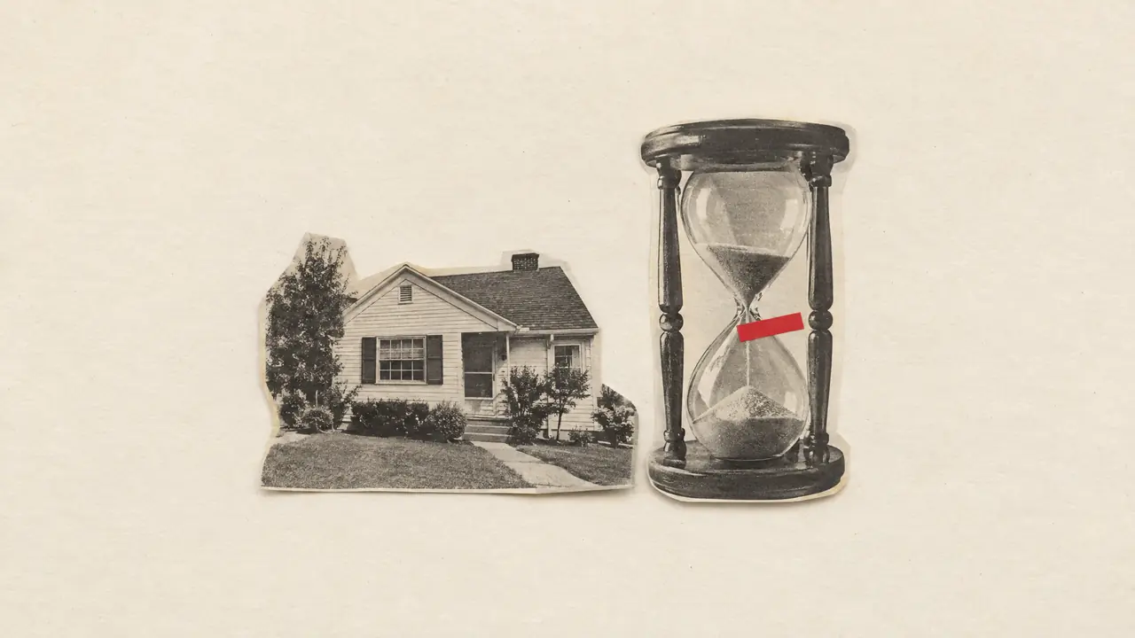 Collage di una vecchia foto di una casetta accanto a una clessidra, con una striscia di carta rossa sulla sabbia