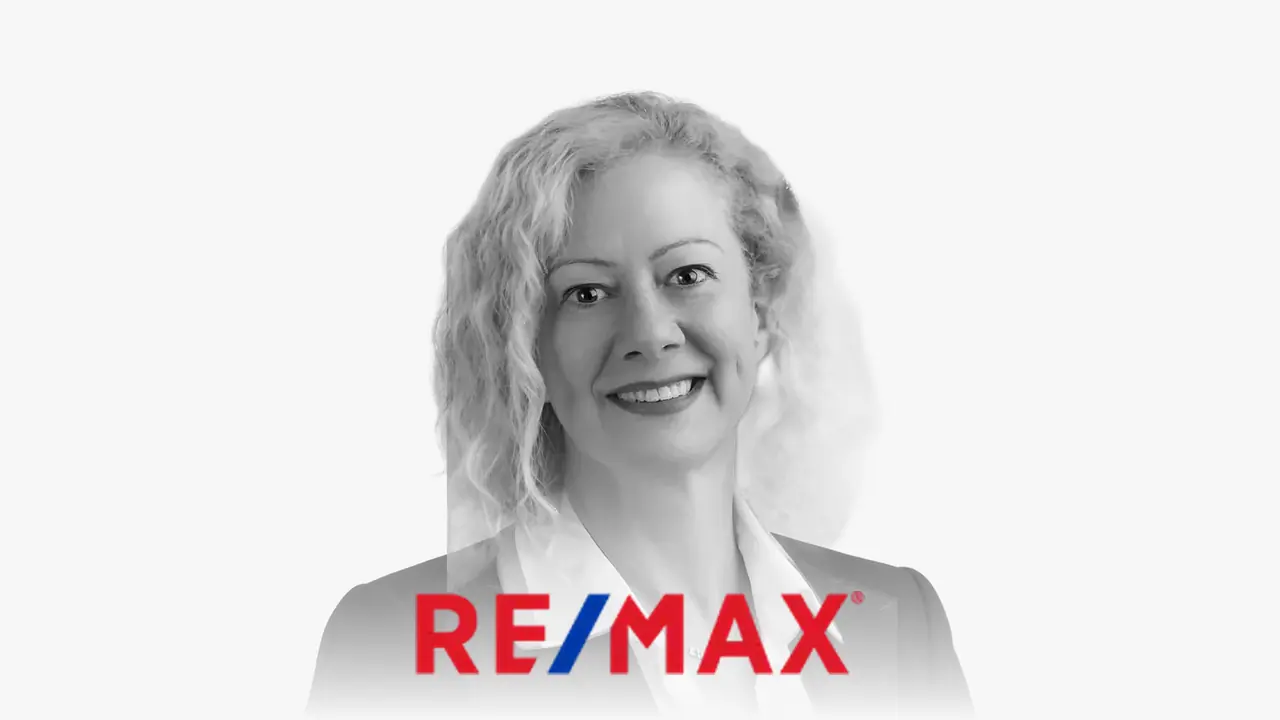 Portrait en noir et blanc de Soledad Terol avec le logo de RE/MAX