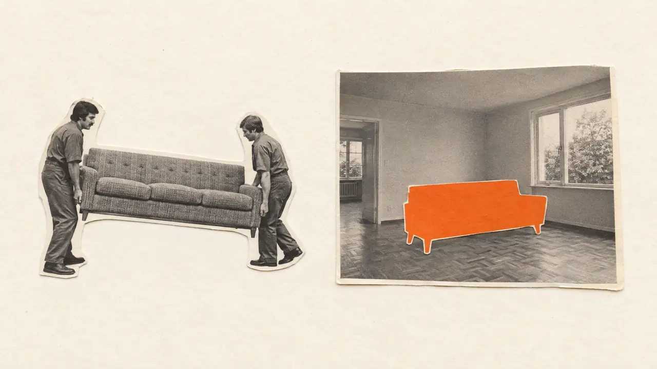 Collage de unos operarios cargando un sofá real junto a una habitación vacía con un sofá de papel naranja