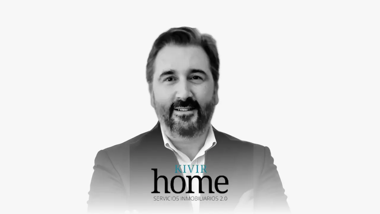 Retrato en blanco y negro de Carlos Domínguez con el logotipo de Kivir Home