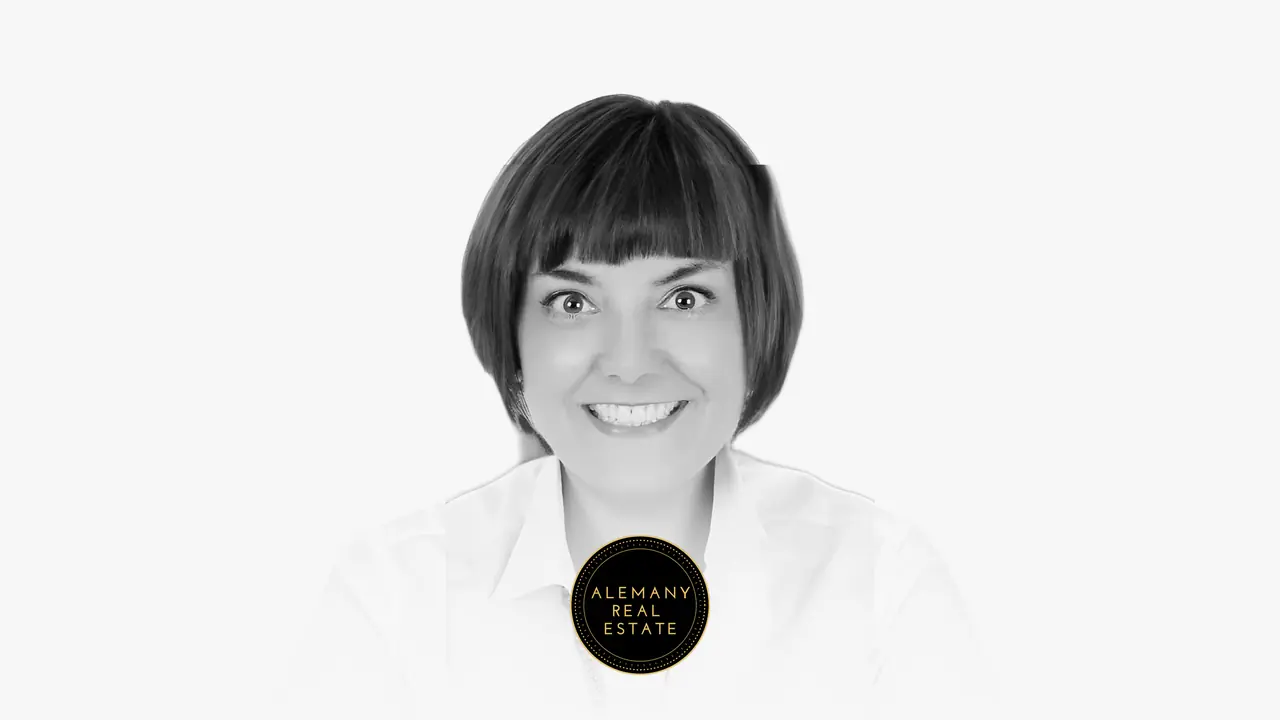 Ritratto in bianco e nero di Ester Alemany con il logo di Alemany Real Estate