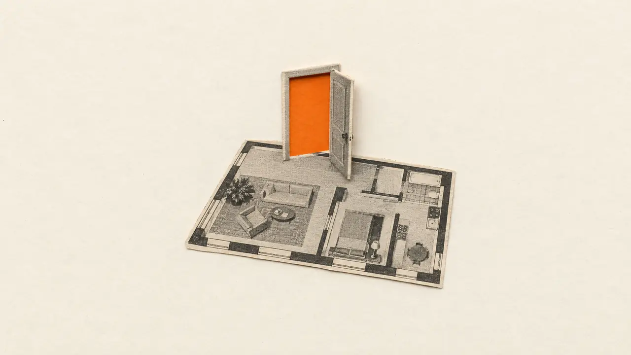 Collage de un plano impreso con la foto de una puerta desplegada hacia arriba y papel naranja tras ella