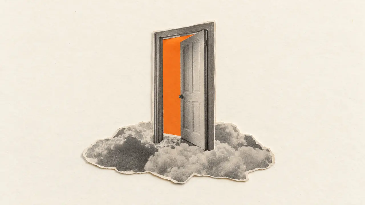 Collage de una foto antigua de una puerta sobre nubes recortadas, con papel naranja tras la puerta abierta